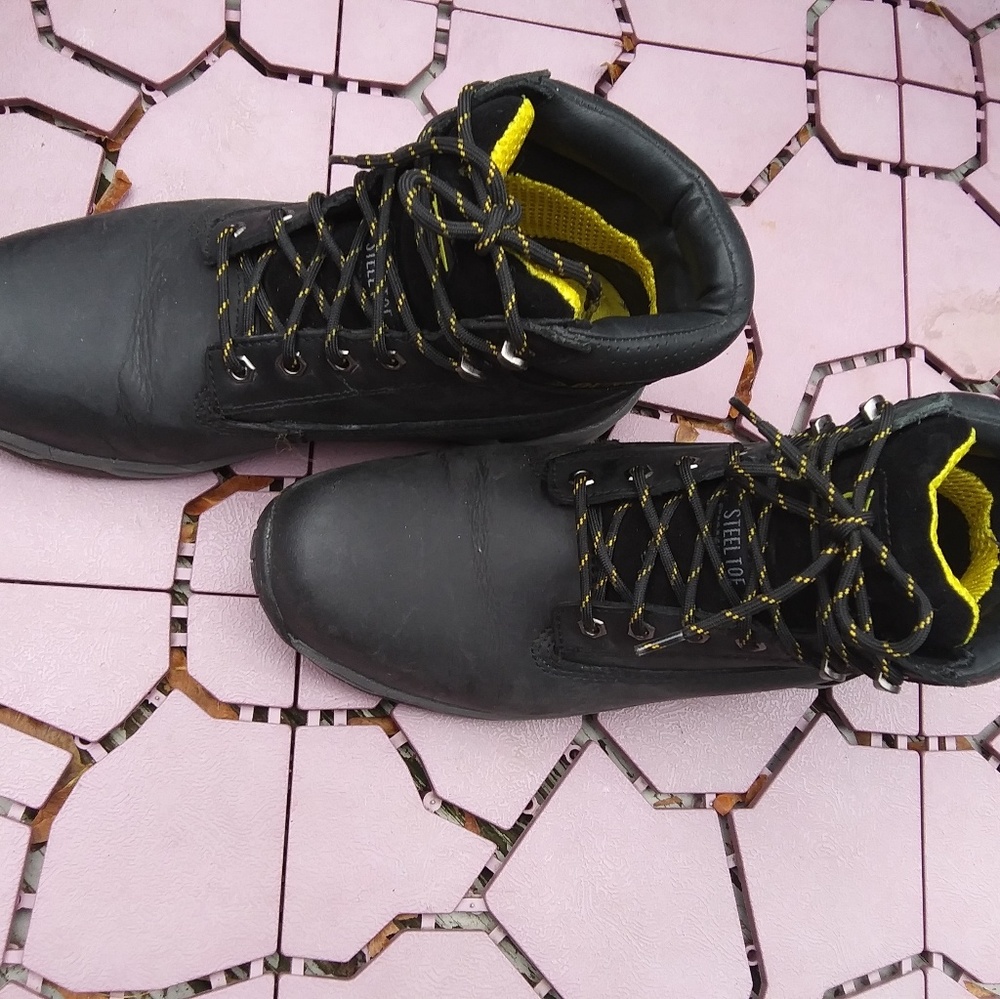 Shoes - Picture 4 of 4